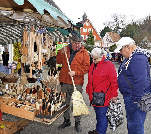 Katharinenmarkt: Ein Treffpunkt ist er...220;, wie Wolfgang Fleig demonstriert.  | Foto: Dieter Erggelet