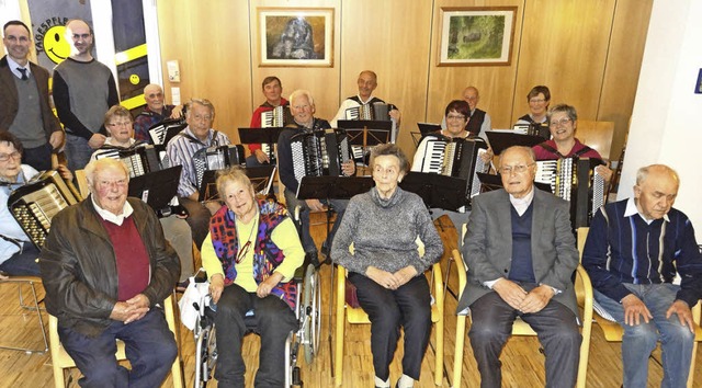 Die Musiker des Akkordeon-Clubs spielt...renmitglied Albert Grimm eine Freude.   | Foto: privat