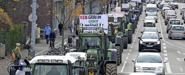 Mit Traktoren durch die Stadt: Demo gegen den geplanten Stadtteil Dietenbach   | Foto: Rita Eggstein