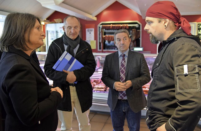 Metzgermeister Dirk Brunner (r.) erkl...r eine erfolgreich laufende Metzgerei.  | Foto: Hrl