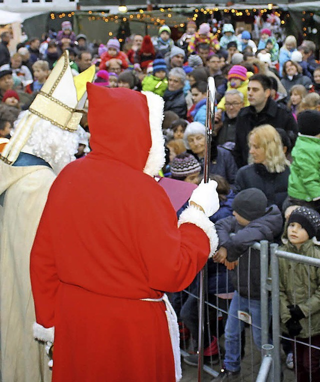 Der  Nikolaus und Knecht Ruprecht sind...iebtesten Besucher am Weihnachtsmarkt.  | Foto: Albert Greiner