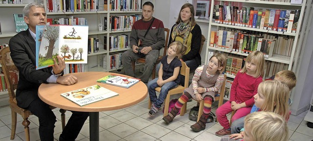 Am bundesweiten Vorlesetag las der Lan... Stadtbcherei Geschichten fr Kinder.  | Foto: Regine Ounas-Krusel