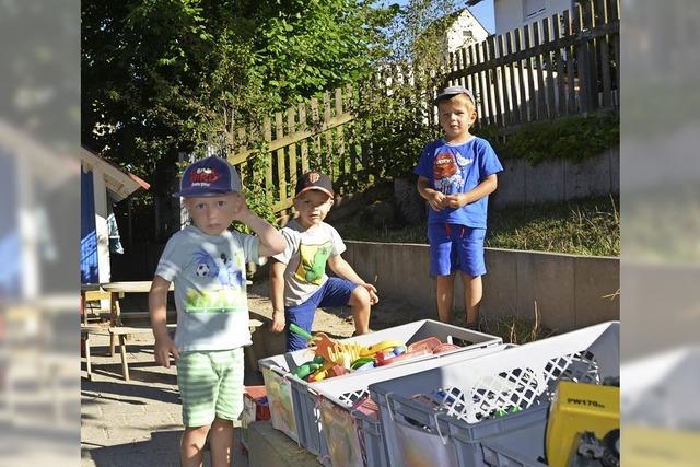 Ein Holzlattenzaun fr den Kindergarten