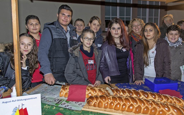 Schler der VKL-Klasse beim Weihnachtsmarkt.  | Foto: Olaf Michel