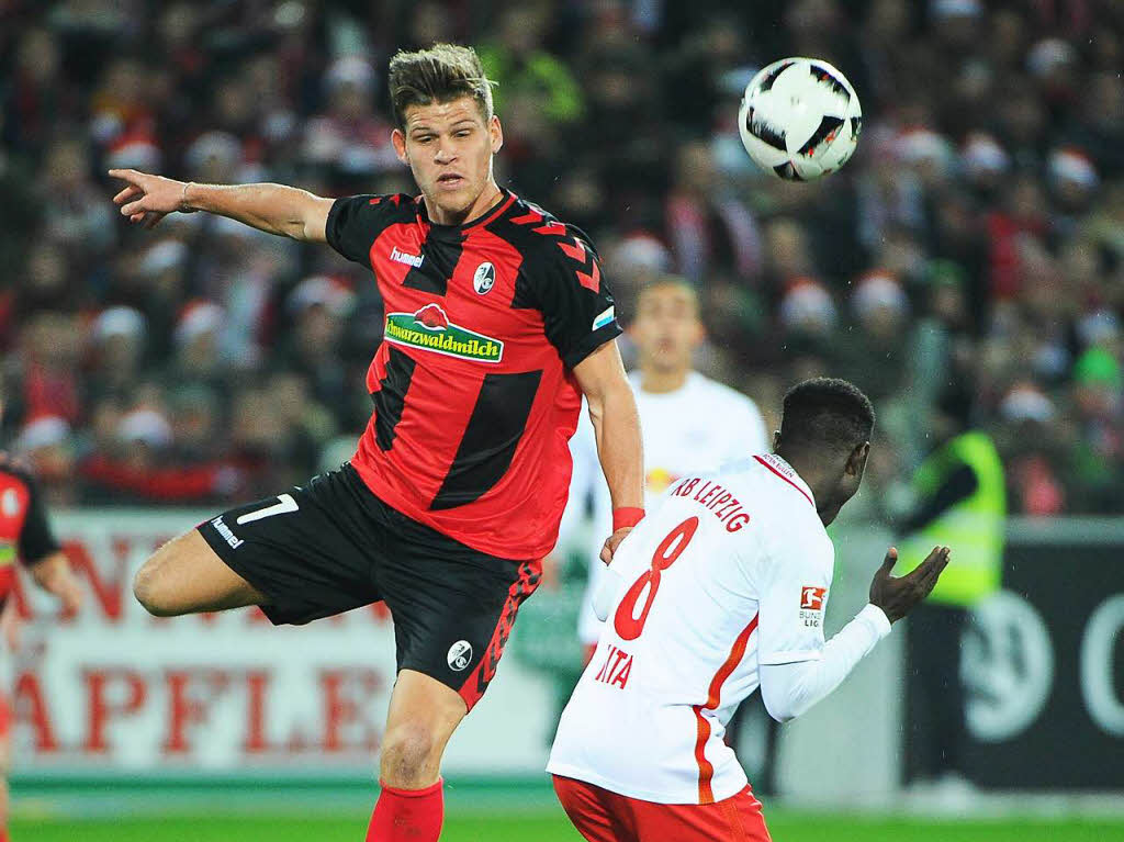 Niederlechner dann aber mit dem Tor: Nach einem langen Ball von Pascal Stenzel hlt der Freiburg seinen Kopf rein.