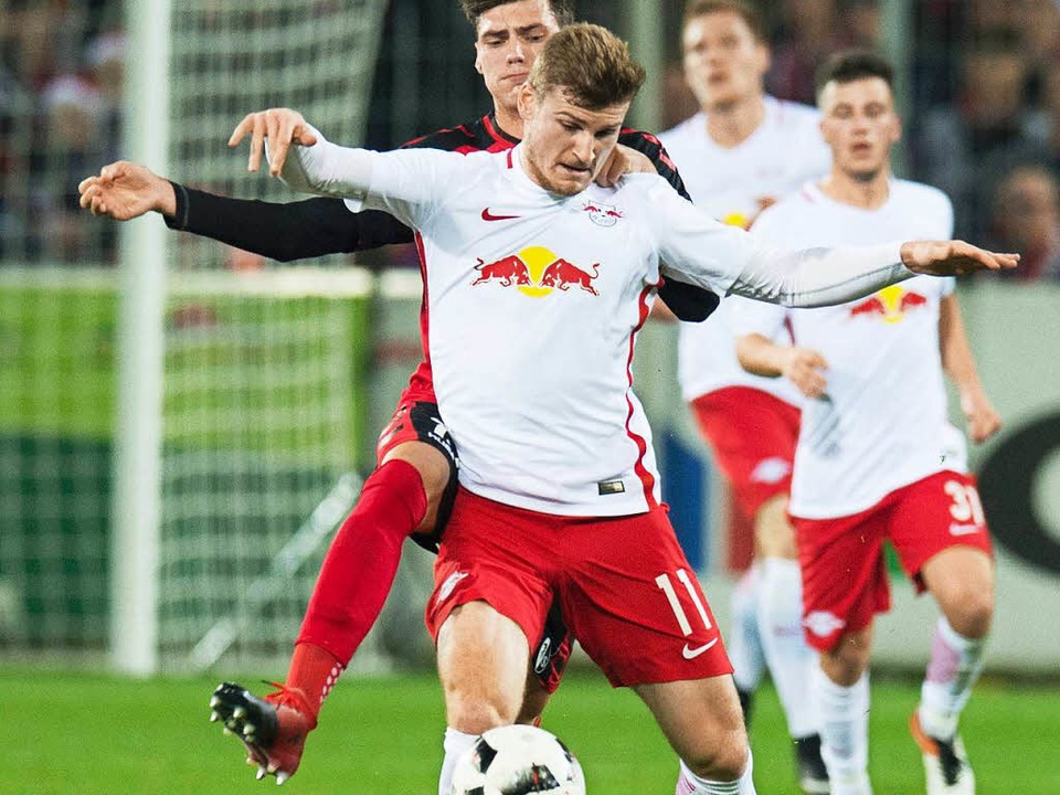 Die Leipziger spielen nicht nur, als h...Timo Werner läuft Pascal Stenzel davon  | Foto: AFP