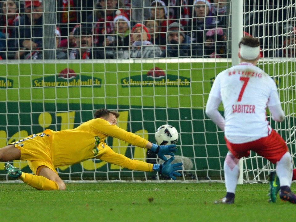 Marcel Sabitzer von Leipzig erzielt das 4:1 gegen Alexander Schwolow  | Foto: dpa