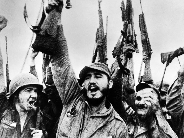 Geliebt, verhasst, legendr: Fidel Castro, hier mit seinen Kmpfern im Mai 1957.  | Foto: dpa