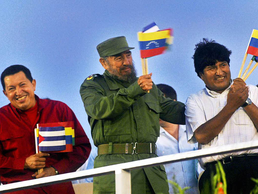 Der damalige venezolanische Prsident Hugo Chavez (l-r), der damalige kubanische Prsident Fidel Castro und Boliviens Prsident Evo Morales winken mit Fhnchen (undatierte Aufnahme).