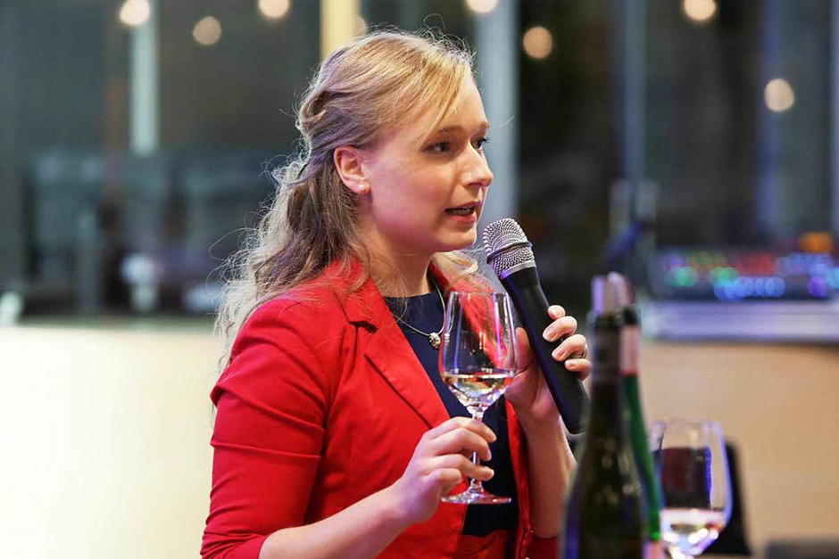 Isabelle Vetter präsentiert die Weine. (Foto: Christoph Breithaupt) Isabelle Vetter präsentiert die Weine. (Foto: Christoph Breithaupt)