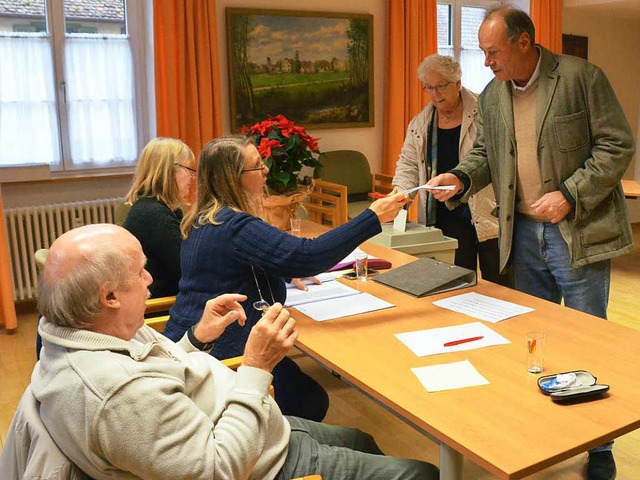 Im Wahllokal im Rathaus Eimeldingen ta...e Vo-Schwarz und Rita Messmer Dienst.  | Foto: Victoria Langelott