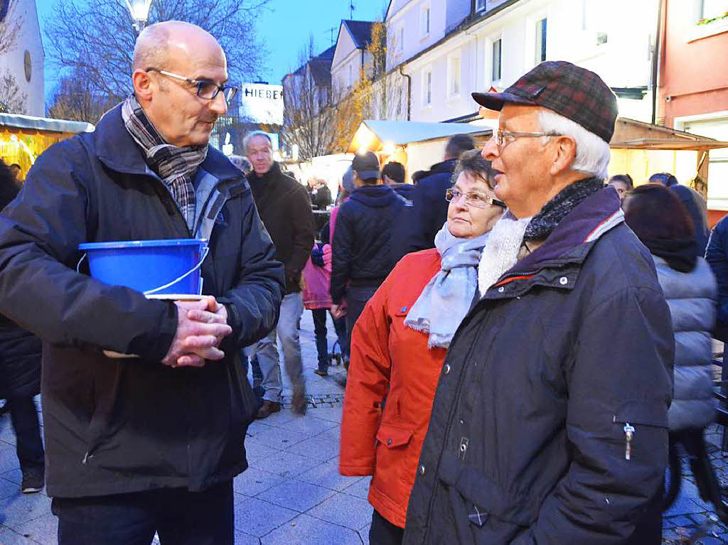 Feuerwehrstadtkommandant Dietmar Mller beim BZ-Losverkauf