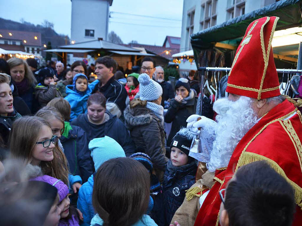 Dicht umlagert war der Nikolaus bei seinem Besuch auf  dem Btzinger Weihnachtsmarkt.