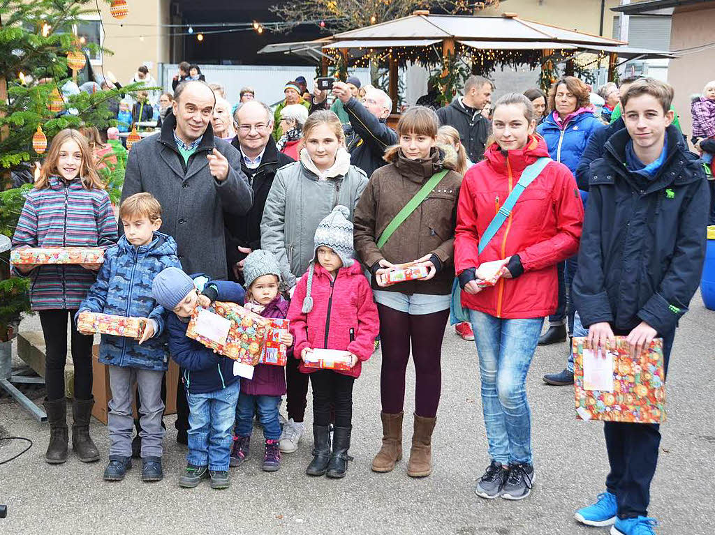 Zur Erffnung des Btzinger Weihnachtsmarkt gab es die Preise fr die Kinder und Jugendlichen, die beim Luftballonwettbewerb am Dorf- und Weinfest im September gewonnen hatten.