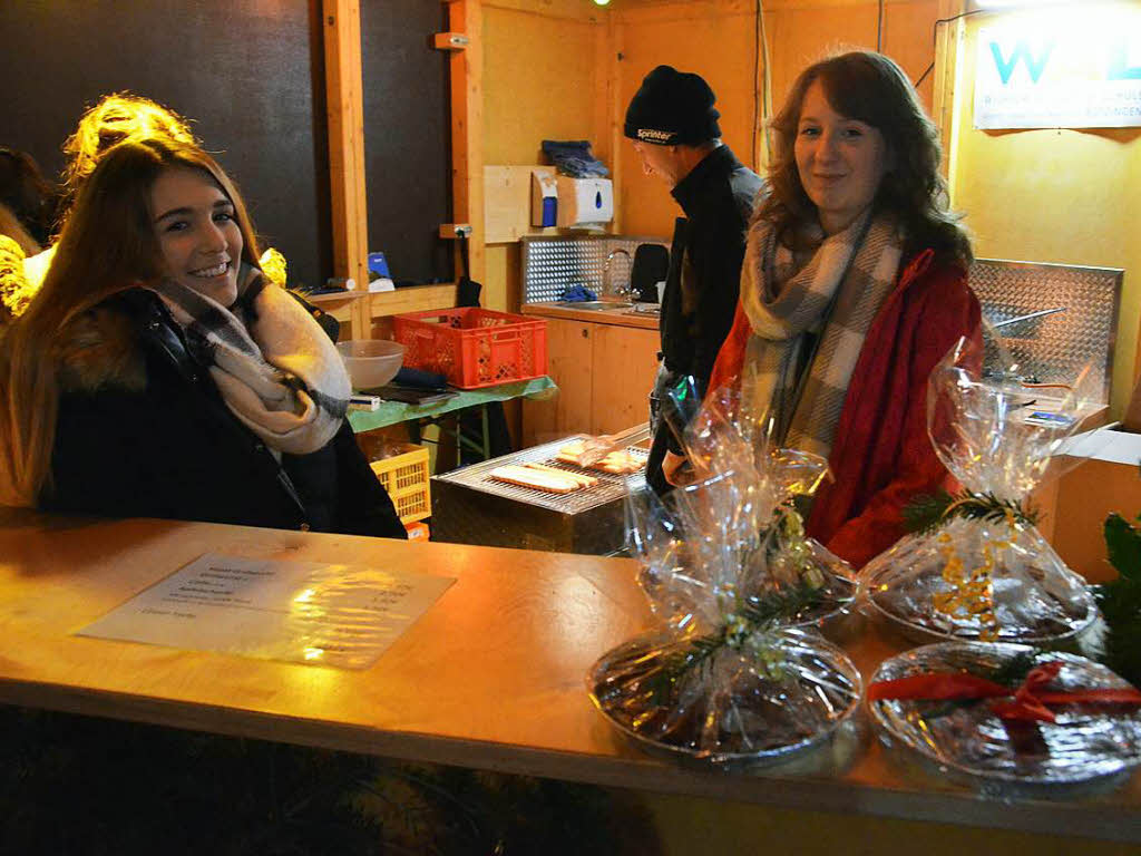 Neuntklssler der Wilhelm-August-Lay-Schule machten bei der Bewirtung am Btzinger Weihnachtsmarkt mit.