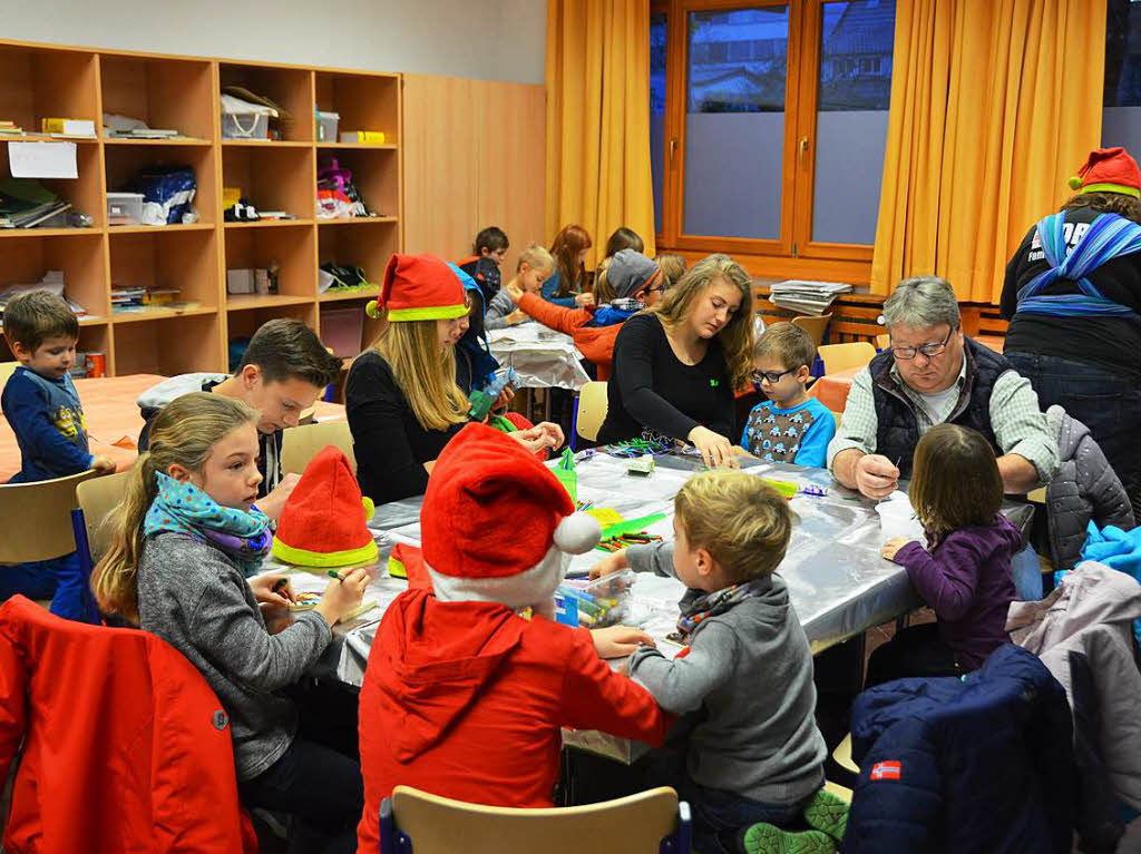 Hier entstehen kleine Geschenkberraschungen. Blick in die Wichtelwerkstatt des Btzinger DRK.