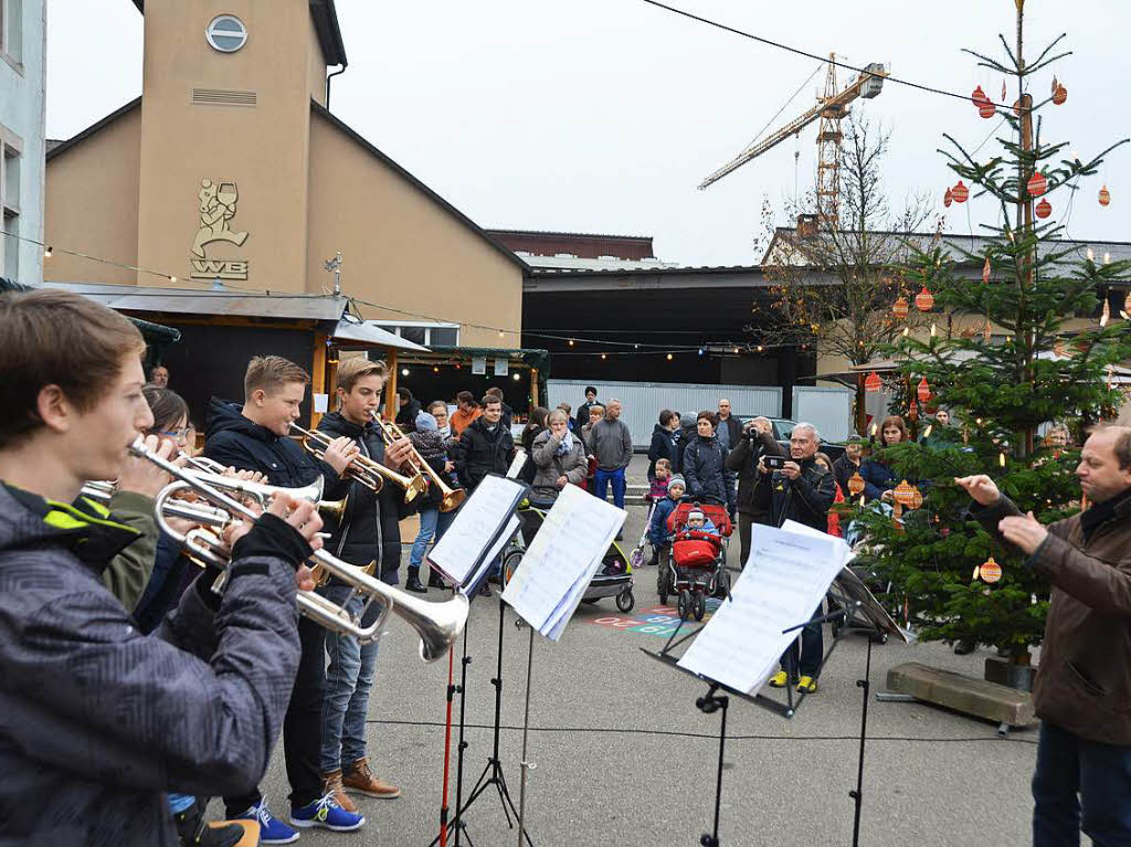 Zur Erffnung des Btzinger Weihnachtsmarkts spielten Schler der Jugendmusikschule, angeleitet von Dominik Ullrich.