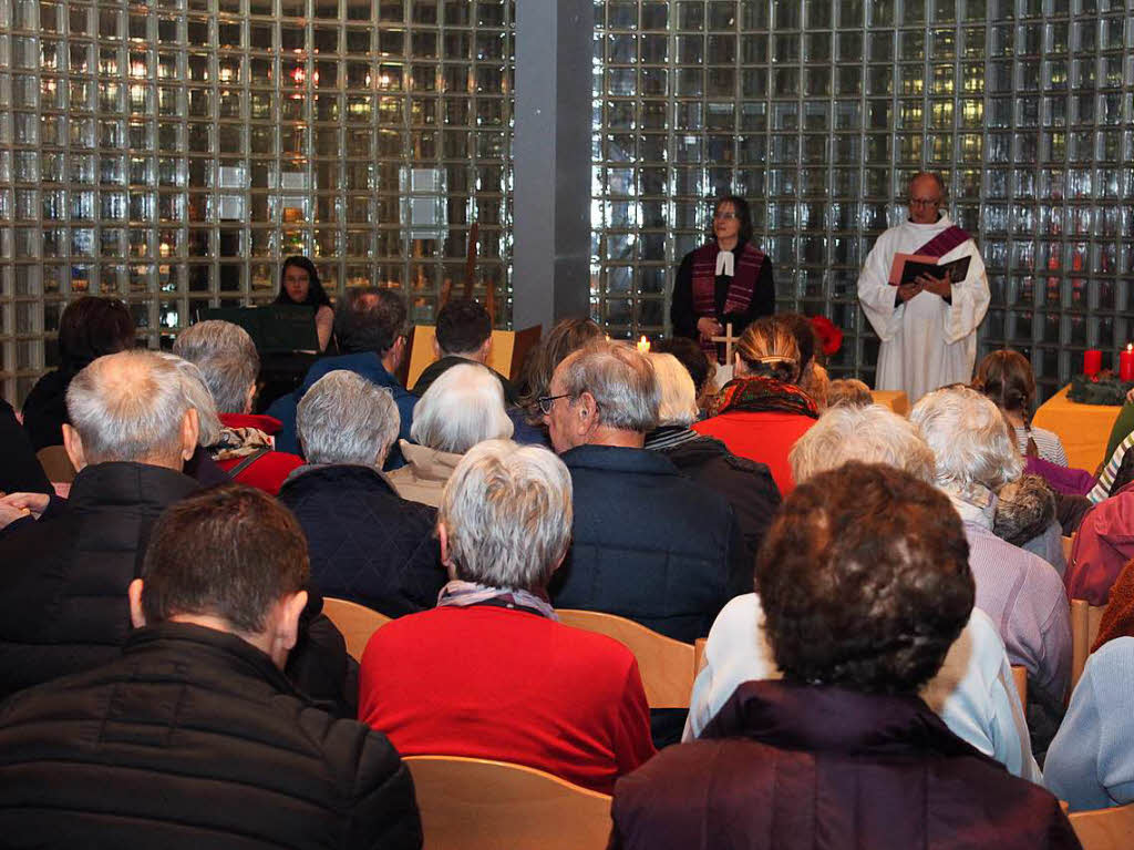 Zum Weihnachtsmarkt in March gab es in der angrenzenden Festhalle eine kumenische Feier.