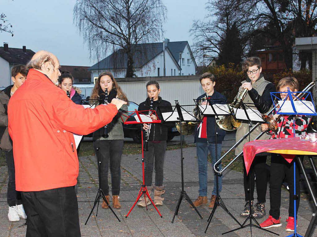 Blasmusik zur Erffnung des Weihnachtsmarkts auf dem Brgelplatz in March, mit der von Frieder Stoll geleiteten Jugendkapelle des Musikvereins Hugstetten.