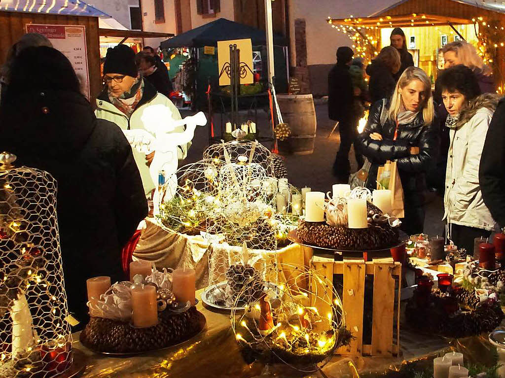 Weihnachtsmarkt in Kenzingen: Zum 25. Mal fand der Weihnachtsmarkt auf dem Kirchplatz statt. 56 Anbieter machten mit und sorgten fr einen Rundgang ohne Lcken.