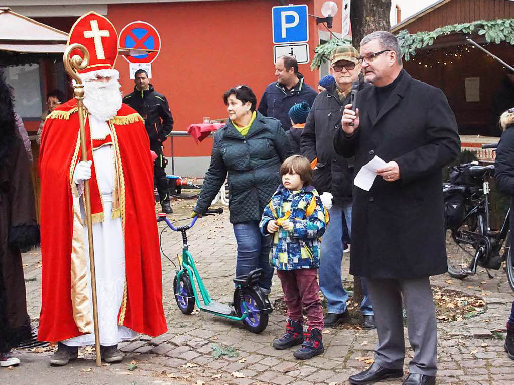 Weihnachtsmarkt in Kenzingen: Gemeinsam mit Nikolaus und Knecht Ruprecht erffnete Brgermeister Matthias Guderjan den 25. Weihnachtsmarkt auf dem Kirchplatz.