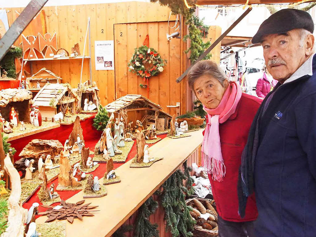 Weihnachtsmarkt in Kenzingen: Zum 25. Mal fand der Weihnachtsmarkt auf dem Kirchplatz statt. 56 Anbieter machten mit und sorgten fr einen Rundgang ohne Lcken.