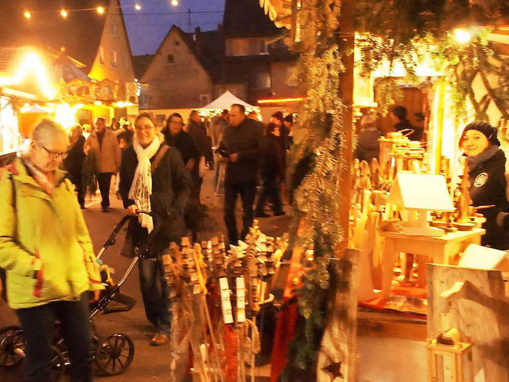 Weihnachtsmarkt in Kenzingen: Zum 25. Mal fand der Weihnachtsmarkt auf dem Kirchplatz statt. 56 Anbieter machten mit und sorgten fr einen Rundgang ohne Lcken.