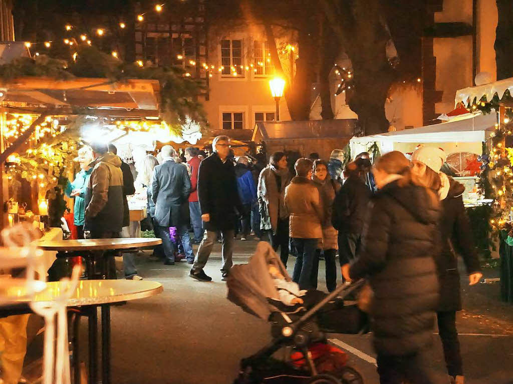 Weihnachtsmarkt in Kenzingen: Zum 25. Mal fand der Weihnachtsmarkt auf dem Kirchplatz statt. 56 Anbieter machten mit und sorgten fr einen Rundgang ohne Lcken.