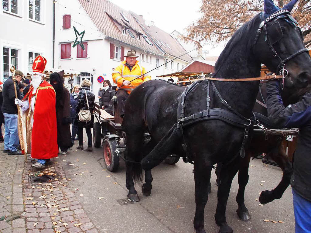 Weihnachtsmarkt in Kenzingen: Mit der Kutsche kamen Nikolaus und Brgermeister zur Erffnung auf den Kirchplatz.