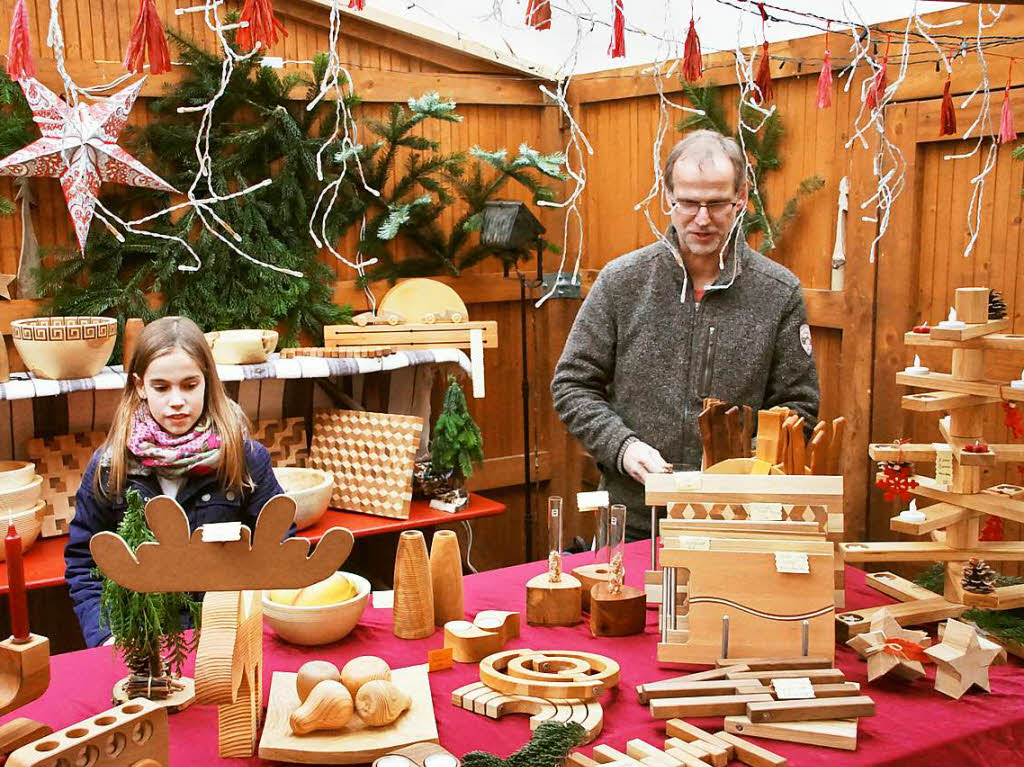 Weihnachtsmarkt in Kenzingen: Zum 25. Mal fand der Weihnachtsmarkt auf dem Kirchplatz statt. 56 Anbieter machten mit und sorgten fr einen Rundgang ohne Lcken.