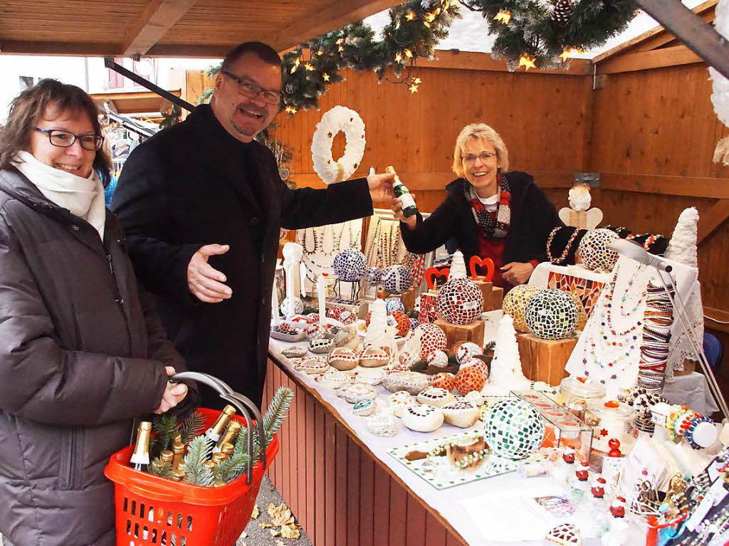 Weihnachtsmarkt in Kenzingen: Mit kleinen Prsenten dankte Brgermeister Matthias Guderjan den teilnehmenden Anbietern.