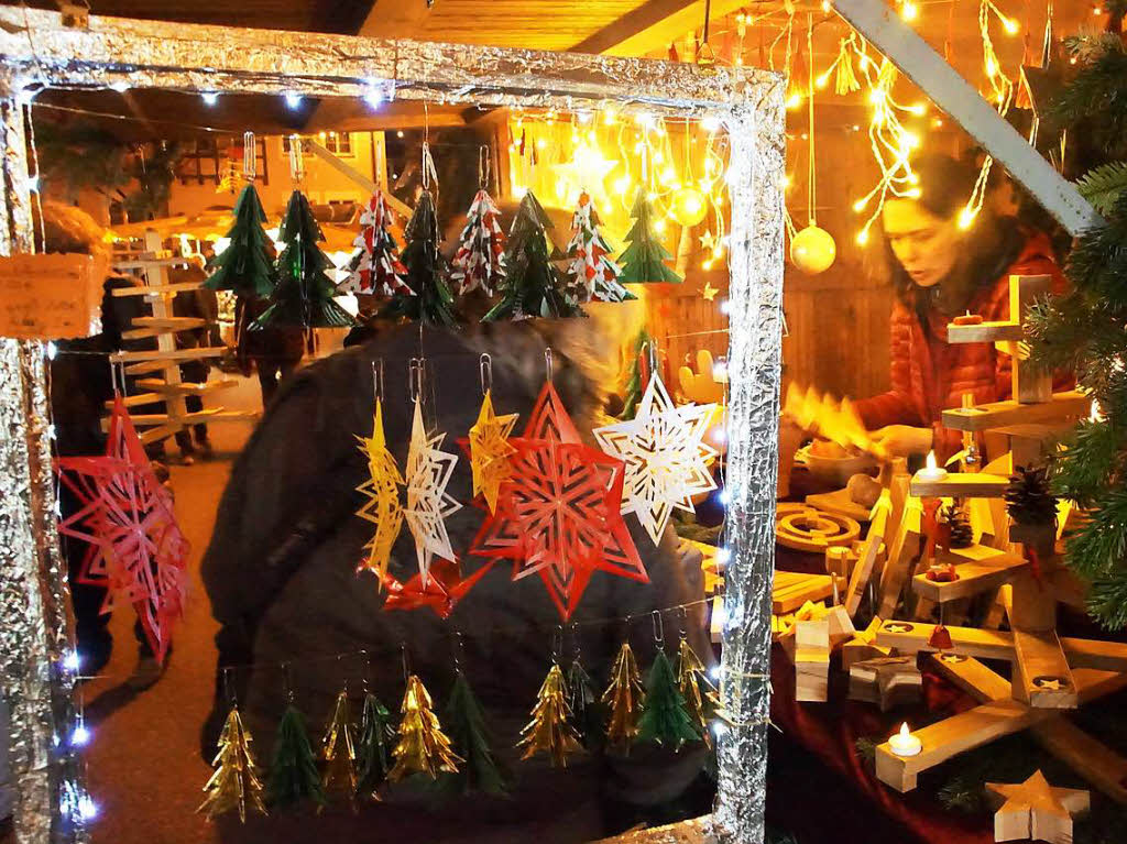 Weihnachtsmarkt in Kenzingen: Zum 25. Mal fand der Weihnachtsmarkt auf dem Kirchplatz statt. 56 Anbieter machten mit und sorgten fr einen Rundgang ohne Lcken.