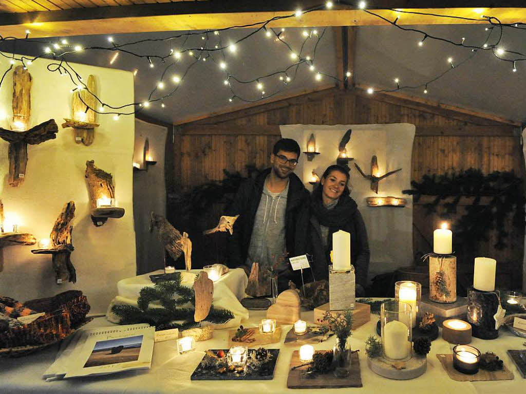 Weihnachtsmarkt in Kenzingen: Lichter aus Treibholz und aus seltenen Steinen gab es bei diesem Stand von Waldkirchern, der besonders schn in der Dunkelheit wirkte