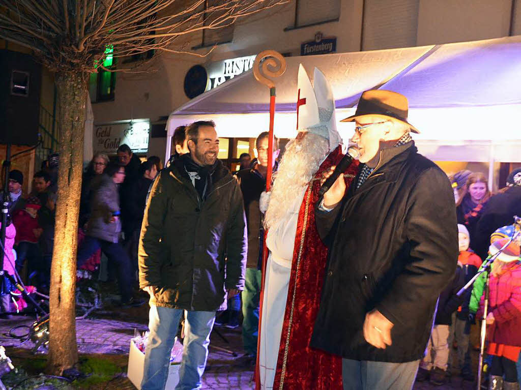 Weihnachtsmarkt in Herbolzheim: Brgermeister Ernst Schilling und HuG-Vorsitzender Philipp Ulmer zeigten sich ber den guten Besuch des Weihnachtsmarkts sehr erfreut.