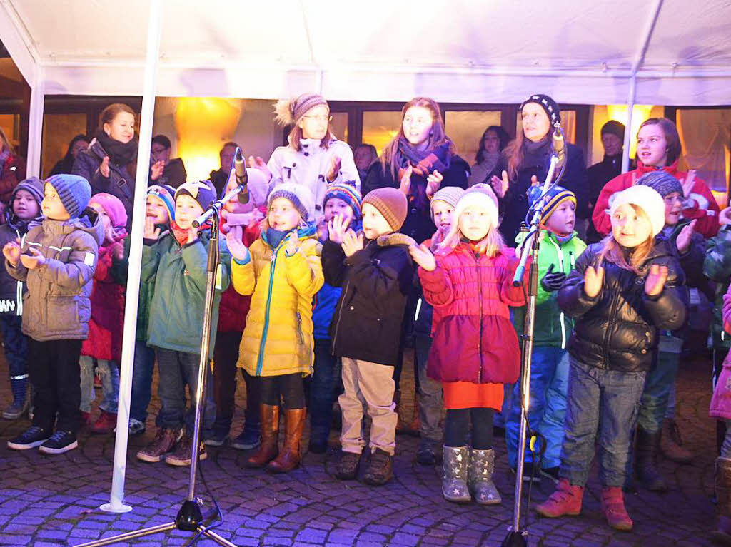 Weihnachtsmarkt in Herbolzheim: Die Kinder vom Kindergarten St. Josef sorgten mit ihrem Gesang fr weihnachtliche Stimmung.