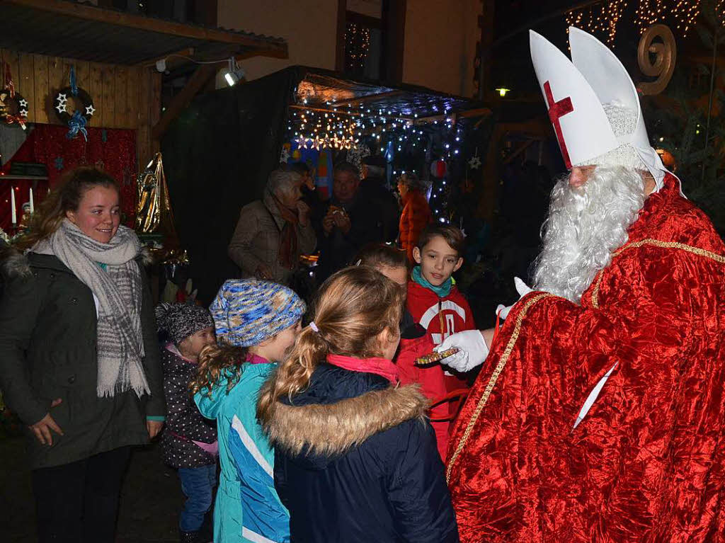 Weihnachtsmarkt in Herbolzheim: Der Nikolaus verteilte grozgig Geschenke.