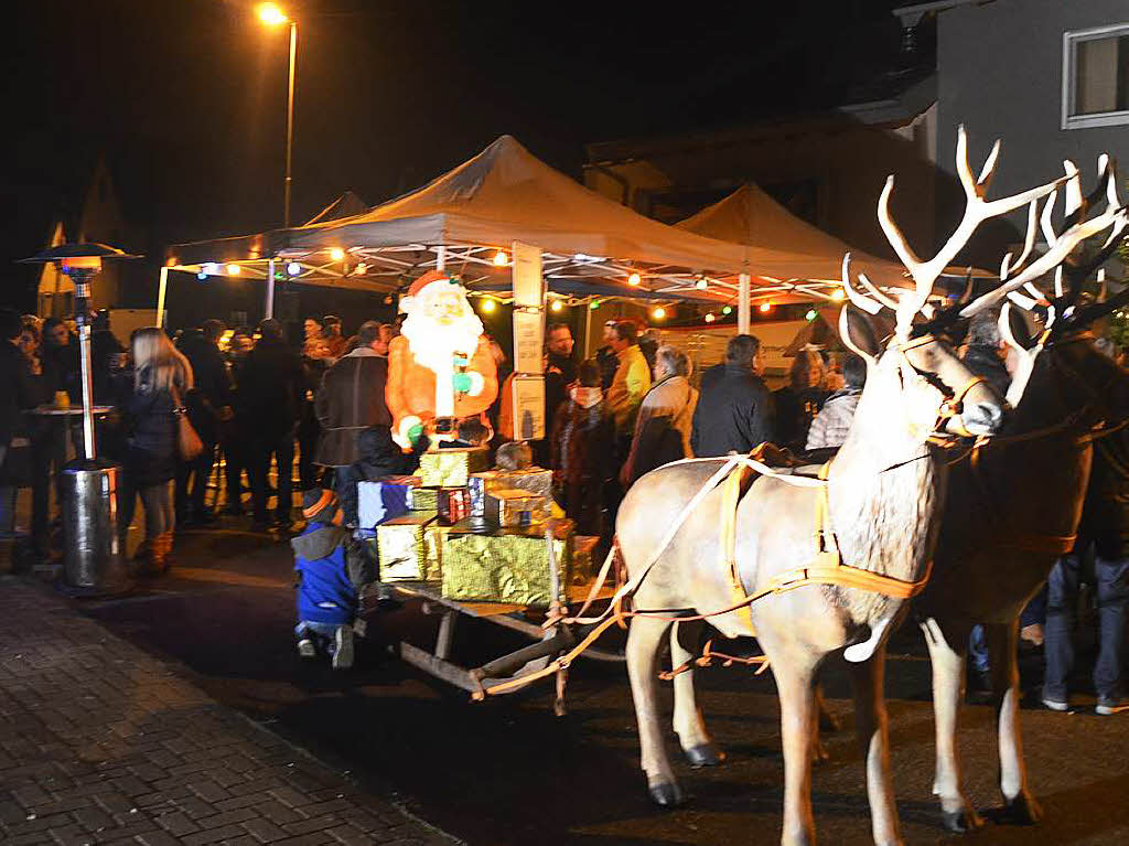 Weihnachtsmarkt in Rheinhausen: Der Rentierschlitten am Stand des TuS Oberhausen war ein regelrechter Blickfang