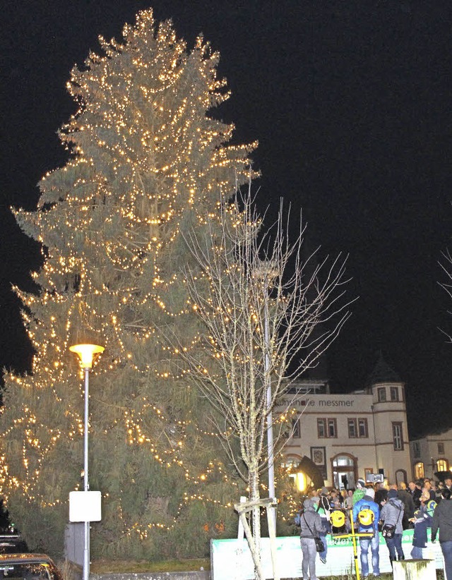 Der groe Weihnachtsbaum in Riegel leuchtet wieder.   | Foto: Hassler