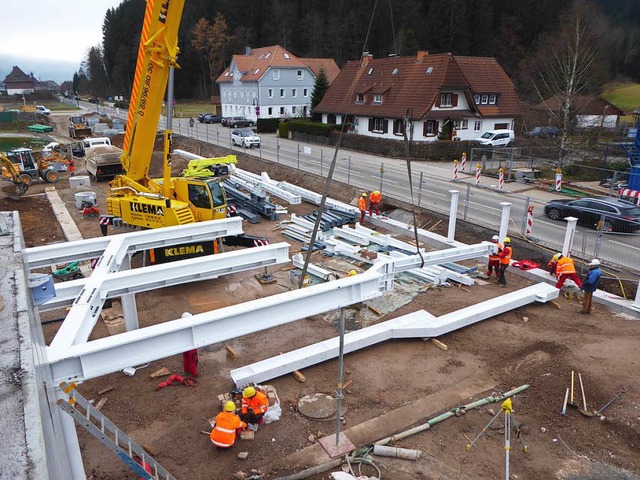 Die Stahltrger fr das Parkdeck an der Neustdter Strae.  | Foto: Peter Stellmach