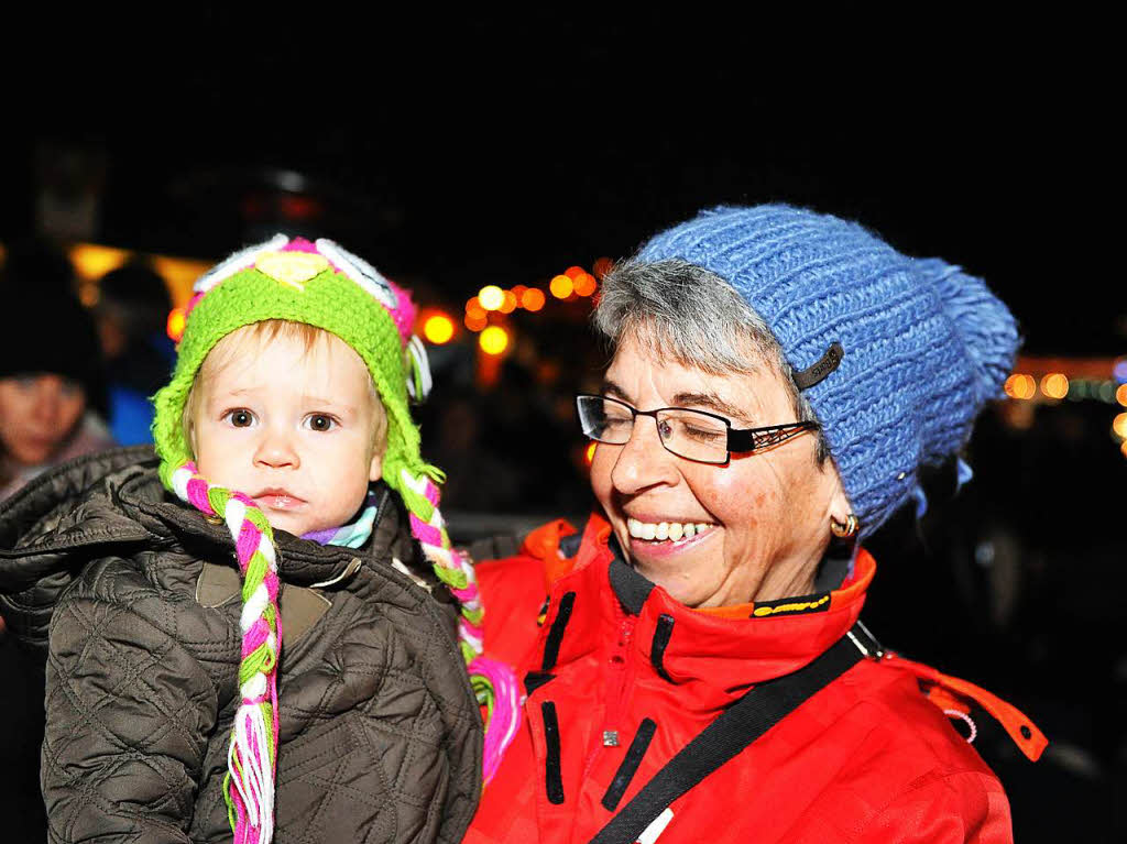 Adventliche Stimmung herrschte beim Weihnachtsmarkt in Holzschlag. Geboten wurde vieles: Musik, Kulinarisches, Handwerk und Geselligkeit. Der Weihnachtsmann erlebte diesmal einen ungeahnten Ansturm von Kindern.