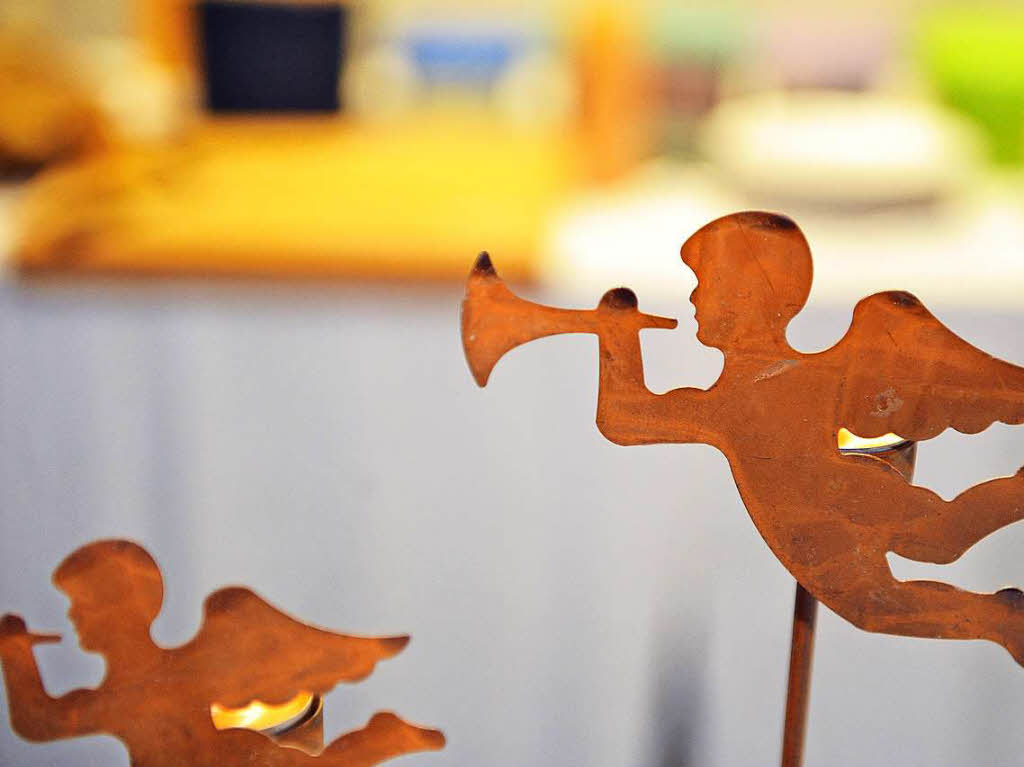 Adventliche Stimmung herrschte beim Weihnachtsmarkt in Holzschlag. Geboten wurde vieles: Musik, Kulinarisches, Handwerk und Geselligkeit. Der Weihnachtsmann erlebte diesmal einen ungeahnten Ansturm von Kindern.