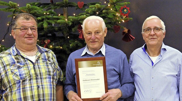 Helmut Krupa (Mitte) wurde fr 40 Jahr... vom  Vorsitzenden Peter Eble geehrt.   | Foto: Wolfgang Knstle