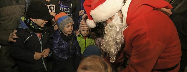 Santa Claus mit Rauschebart beschenkte...auf dem Weihnachtsmarkt in Kippenheim.  | Foto: Sandra Decoux-Kone