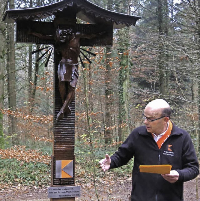 Einweihung des Wegekreuzes mit Pfarrer...itz und Kolpingvorstand Konrad Meicher  | Foto: Georg Vo