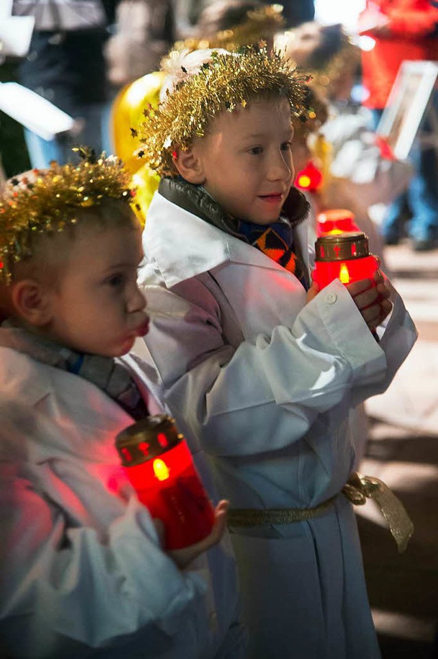 Auch kleine Engel sind auf dem Neuenburger Weihnachtsmarkt unterwegs.   | Foto: Volker Mnch
