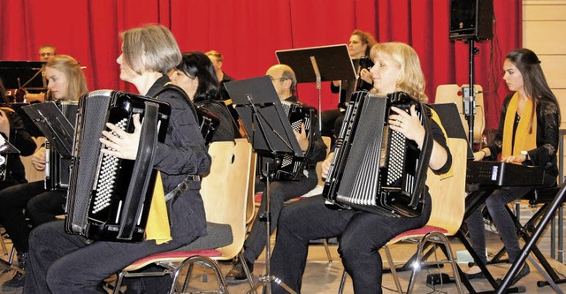 Das Harmonika-Orchester Murg und das A...ttgau boten ein mitreiendes Konzert.   | Foto: Reinhard herbrig
