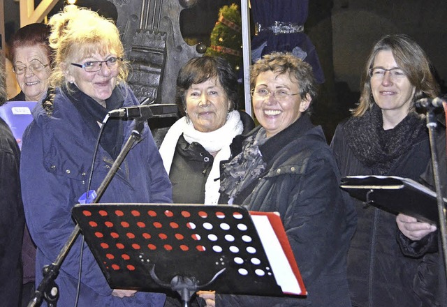 Fest gebucht zur Erffnung der Weihnac...Wehr ist der Gospelchor Happy People.   | Foto: HRVOJE MILOSLAVIC