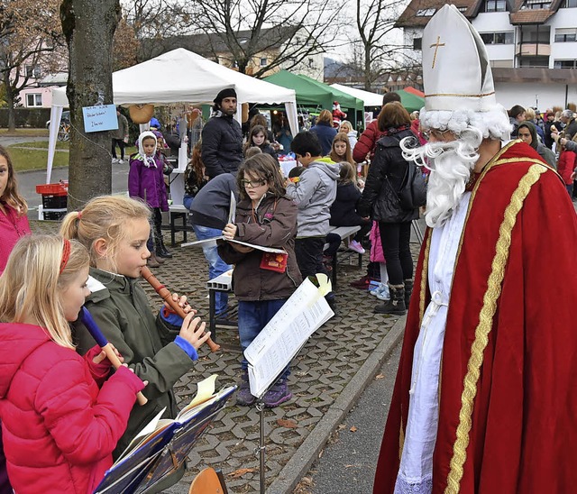 Eindrcke vom Weihnachtsmarkt in Herte...ikolaus und musizierende Schulkinder.   | Foto: Monika Vollmar
