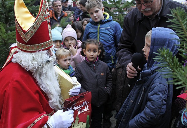 Eine Gabentte verteilte der Nikolaus ...ganz brav war und ein Gedicht vortrug.  | Foto: Albert Greiner