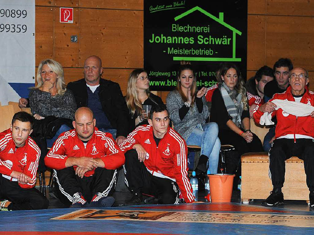 Gute Stimmung herrschte am Samstag in der Mehrzweckhalle des SV Eschbach: Gegen den Tabellenletzten aus Untergriesbach gewannen die Ringer aus dem Dreisamtal (rote Trikots) das Zweitliga-Krftemessen souvern.